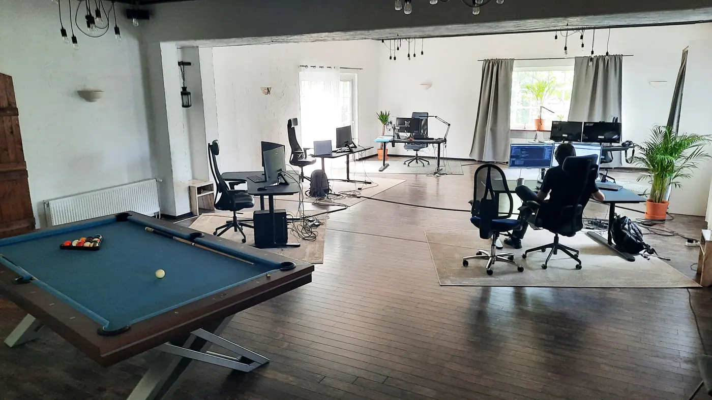 Großraumbüro von Abelmann Consulting in Riddagshausen mit Billardtisch und Arbeitsplätzen