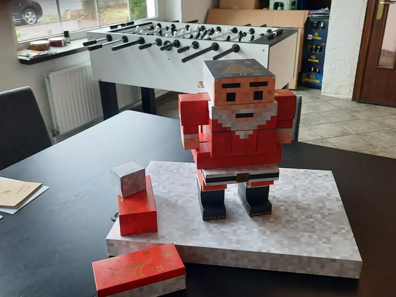 Weihnachtsmann aus Bausteinen auf dem Besprechungstisch